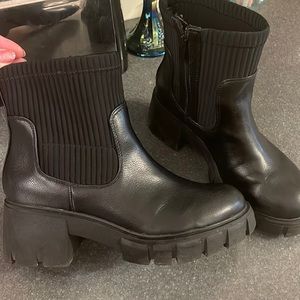 Torrid 9.5 Chelsea black boots